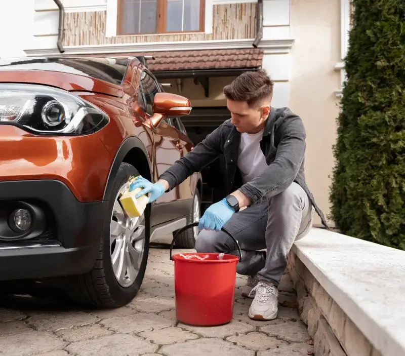 Lavage auto à domicile Saint-Valery-en-Caux : professionnel intervenant sur un véhicule